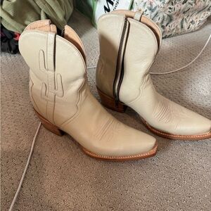 Lucchese April boot cream 9.5 like new